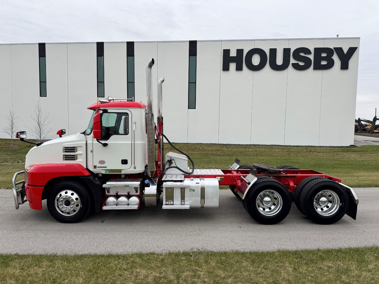 Used 2023 Mack Anthem Daycab - image 3